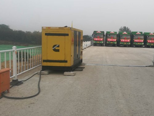 白云电力系统的稳定性和设备兼容性如何影响发电机组的频率规格？